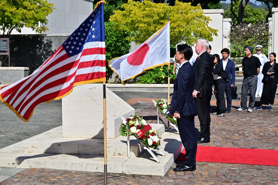 中國咄咄逼人反而讓日本民眾逾9成肯定自衛隊和日美安保同盟 圖：日本防衛大臣小泉進次郎（左）與美國駐日大使葛拉斯（右）在米国立太平洋記念公墓獻花，翻攝自日本防衛省的Ｘ
