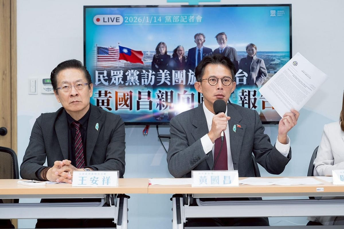民眾黨主席黃國昌（右）、候任立委王安祥（左）。 圖：周煊惠 / 攝