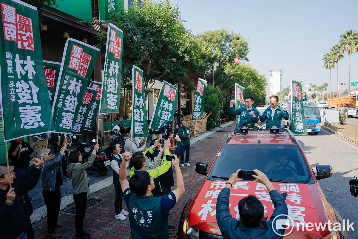 民進黨台南市長初選民調將在今晚進行，高雄市長候選人賴瑞隆今日再度到台南，力挺林俊憲通過民進黨初選，展開最後一波車隊掃街。 圖：林俊憲服務處提供