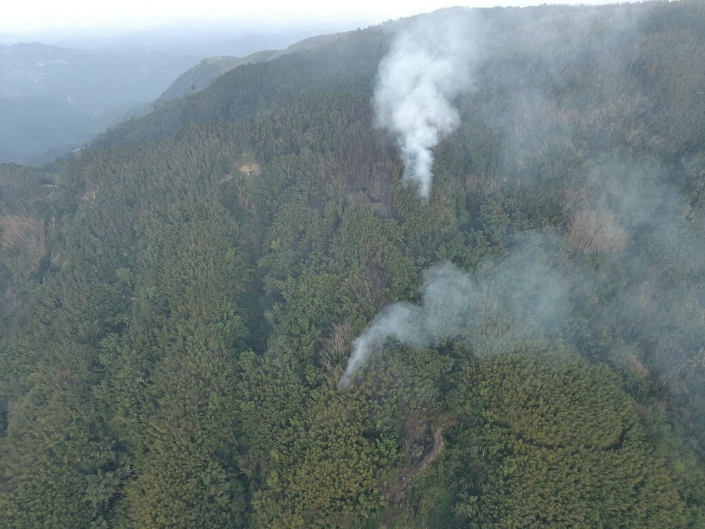 雲林縣古坑鄉草嶺村石壁大飯店後方山林12日上午7時許發生火警，空勤、消防人員和在地居民合作之下，燃燒面積未擴大，相關人員14日持續滅火勤務，起火原因待釐清。  （消防局提供）　中央社記者姜宜菁傳真  115年1月14日
