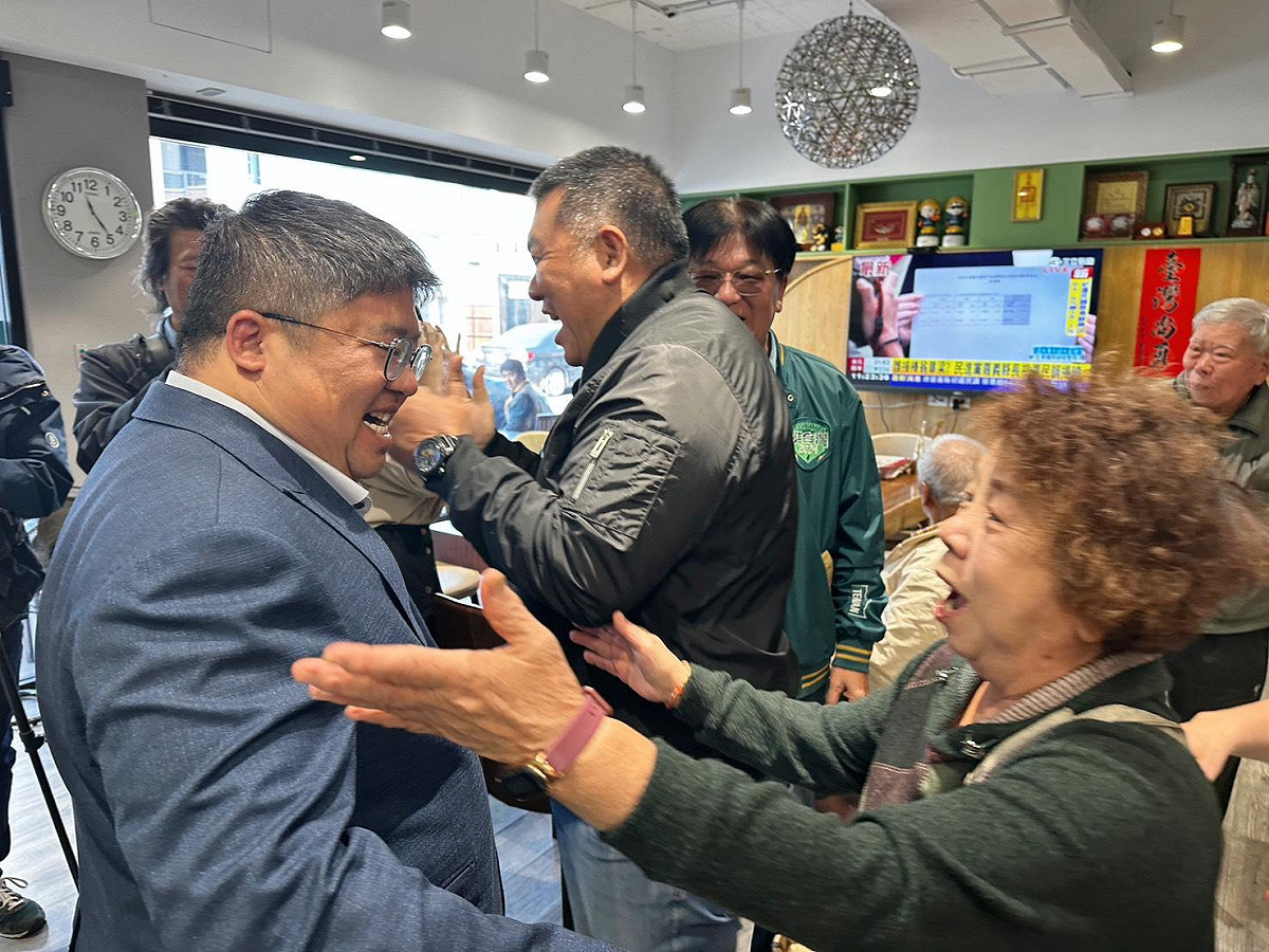 蔡易餘民調大勝議員黃榮利。 圖：蔡易餘辦公室提供