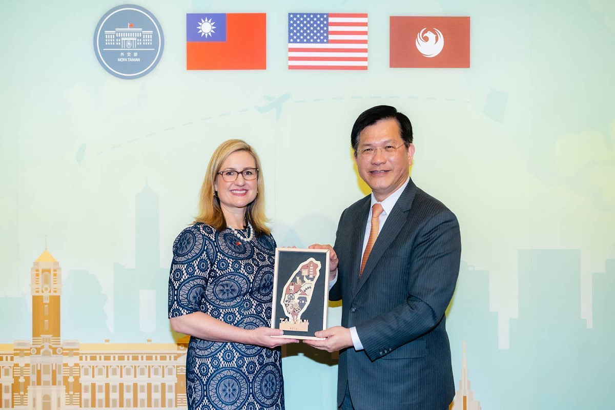 外交部長林佳龍致贈美國亞利桑納州鳳凰城市市長蓋蕾歌（Kate_Gallego）台灣木雕禮品並合影。 圖：外交部提供
