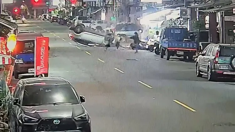 1女帶2孩童行走路邊，險遭毒駕撞擊。 圖：翻攝畫面