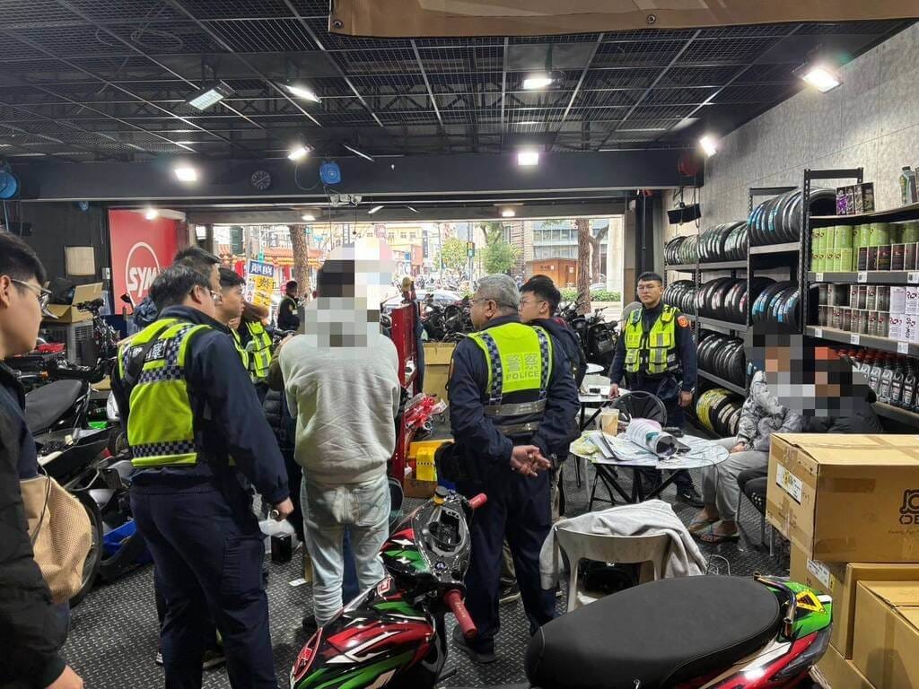 苗栗台72線快速道路去年底出現多輛汽機車利用深夜聚集競速，經警方溯源追查，前往台中一家改裝車行拘提4人到案，並查扣涉案車輛，全案依公共危險罪嫌送辦。（警方提供）中央社記者管瑞平傳真　115年1月14日