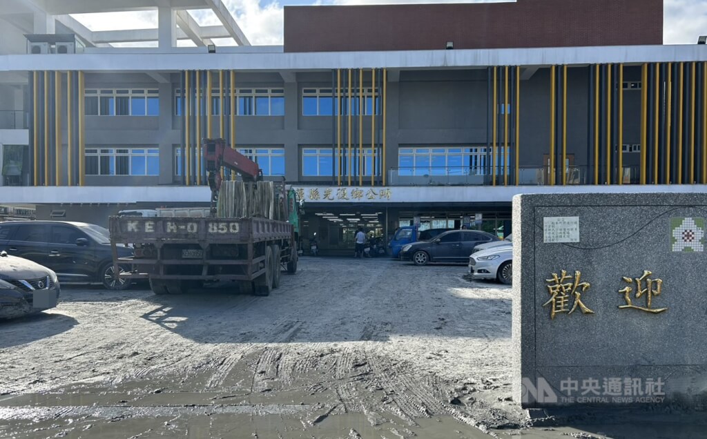 花蓮馬太鞍溪堰塞湖洪災後數日，光復鄉公所外遍地泥濘的景象。（中央社檔案照片）
