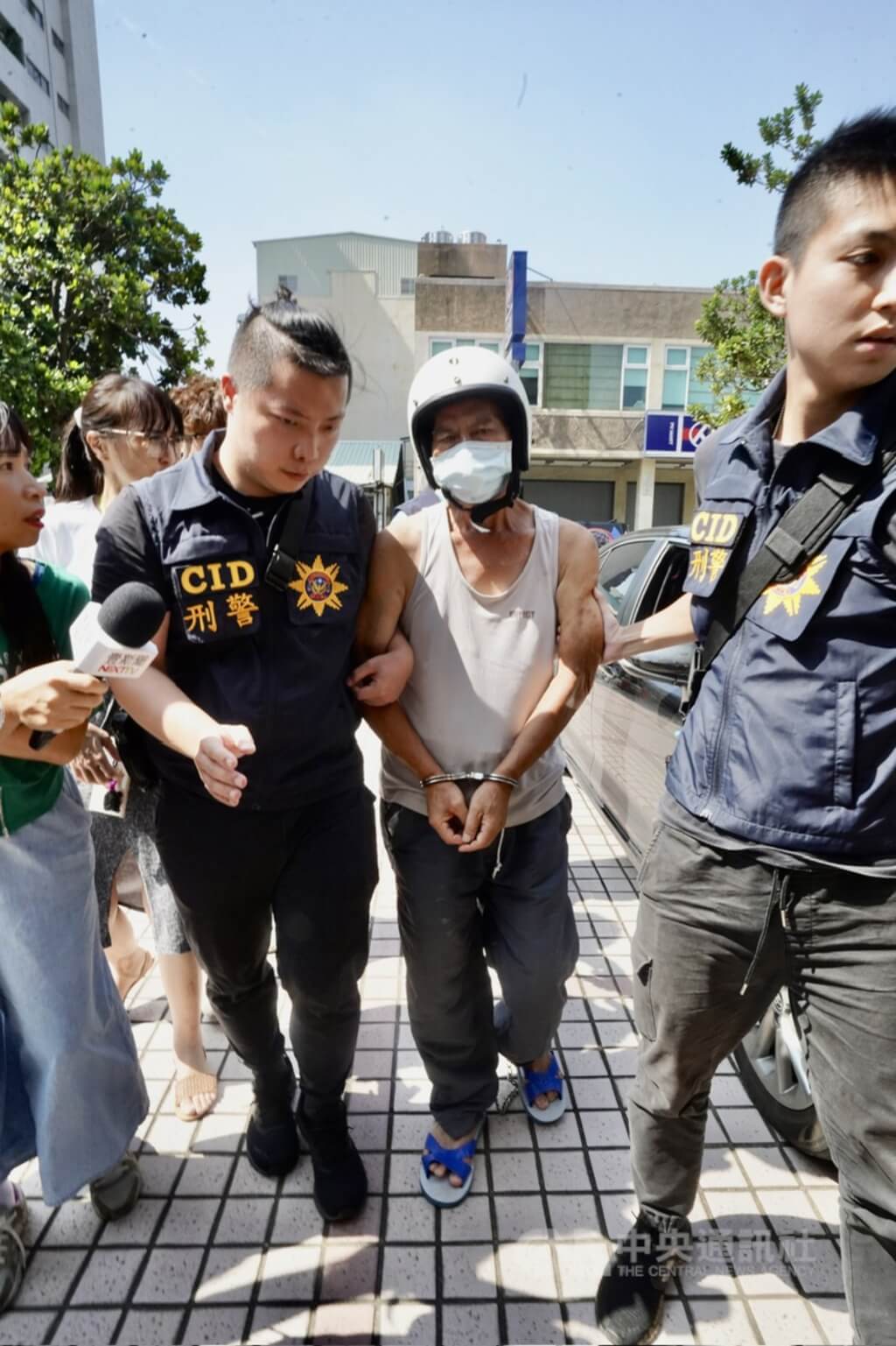 高雄羅姓夫婦2023年9月在苓雅區家中身中數刀死亡，凶嫌63歲吳姓男子（右2）遭逮捕後押送至高雄市苓雅分局。（中央社檔案照片）