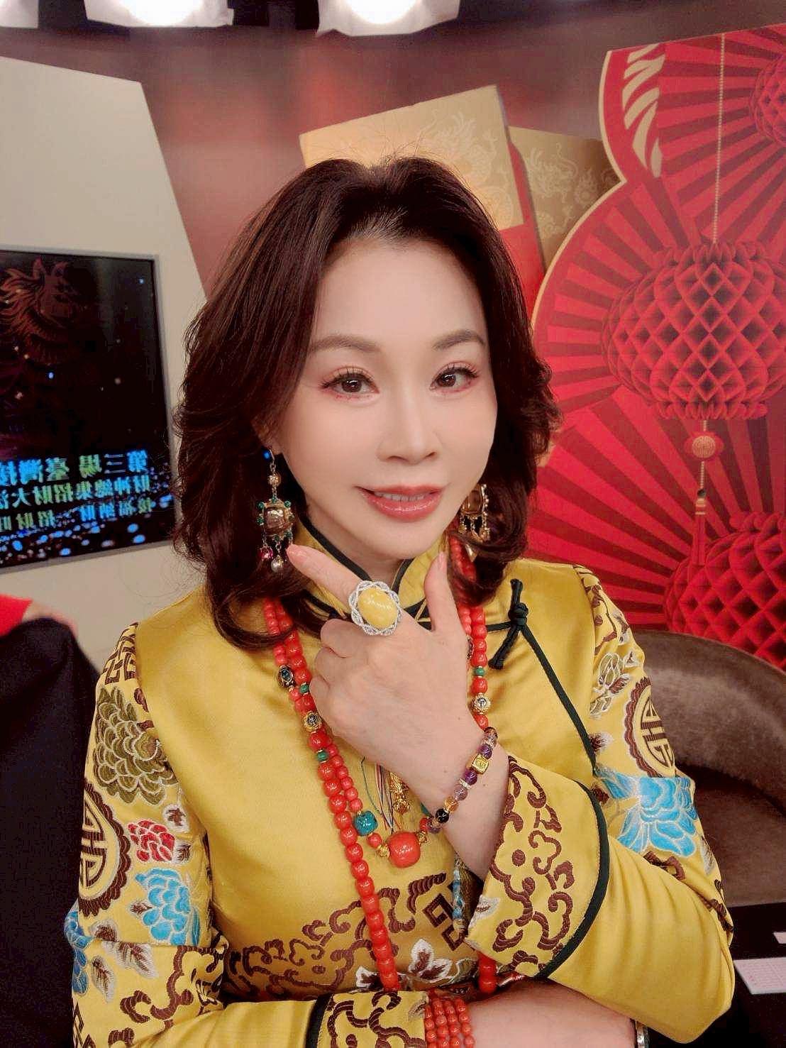 雨揚老師表示，別忘了在除夕夜晚上11點過後，到土地公廟或附近的宮廟上香祈福、搶頭香，為新的一年祈求好運與平安。 圖：漾品啟鎂／提供
