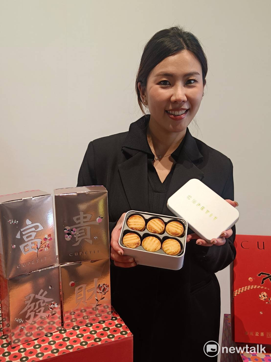 法式精品甜點品牌CUPETIT卡柏蒂的新春禮盒以「麻將」為創意靈感，推出四種縮小版的法式曲奇甜點。 圖：唐復年/攝