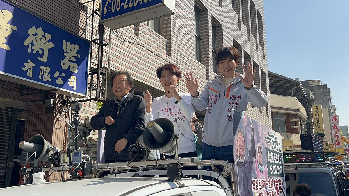 民進黨台南市長初選進入關鍵最後一天，綠委王世堅再度南下力挺陳亭妃，陪同車掃。 圖：陳亭妃辦公室提供