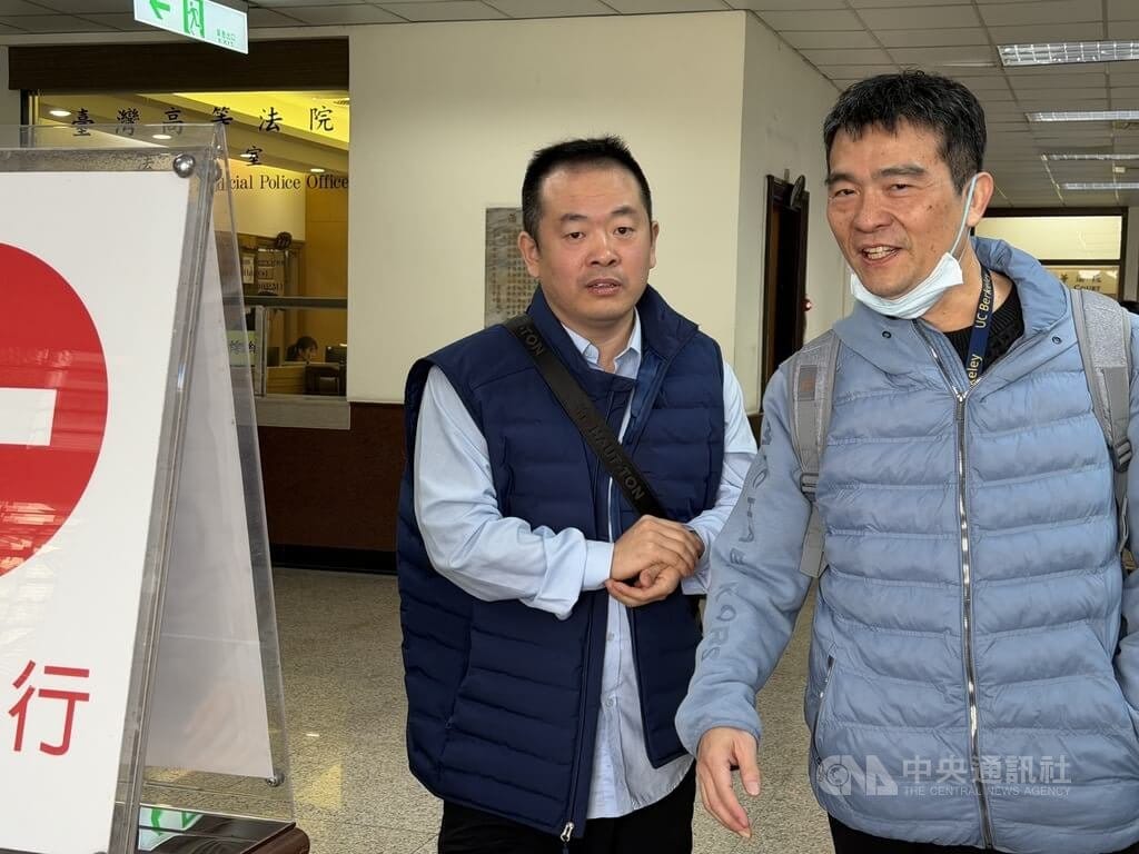 中國籍殷姓男子（左）涉引進制裁法人北韓萬壽臺創作社畫作販售，一審依資恐防制法間接提供財物罪判刑1年。二審台灣高等法院14日開庭，殷男認罪稱買空賣空賺價差，請求輕判給緩刑。中央社記者劉世怡攝 115年1月14日