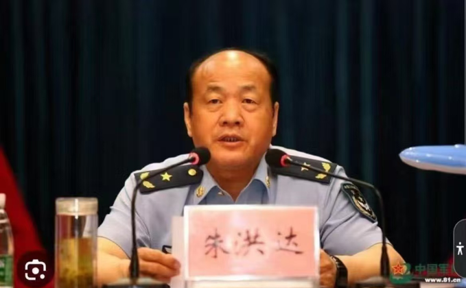 另一方面，曾擔任解放軍空軍後勤部長的朱洪達近期也遭法院判決無期徒刑定讞，他在接受審判時做出的兩段發言也點燃了民眾的怒火。 圖：翻攝自 @fang_danie121 X 帳號