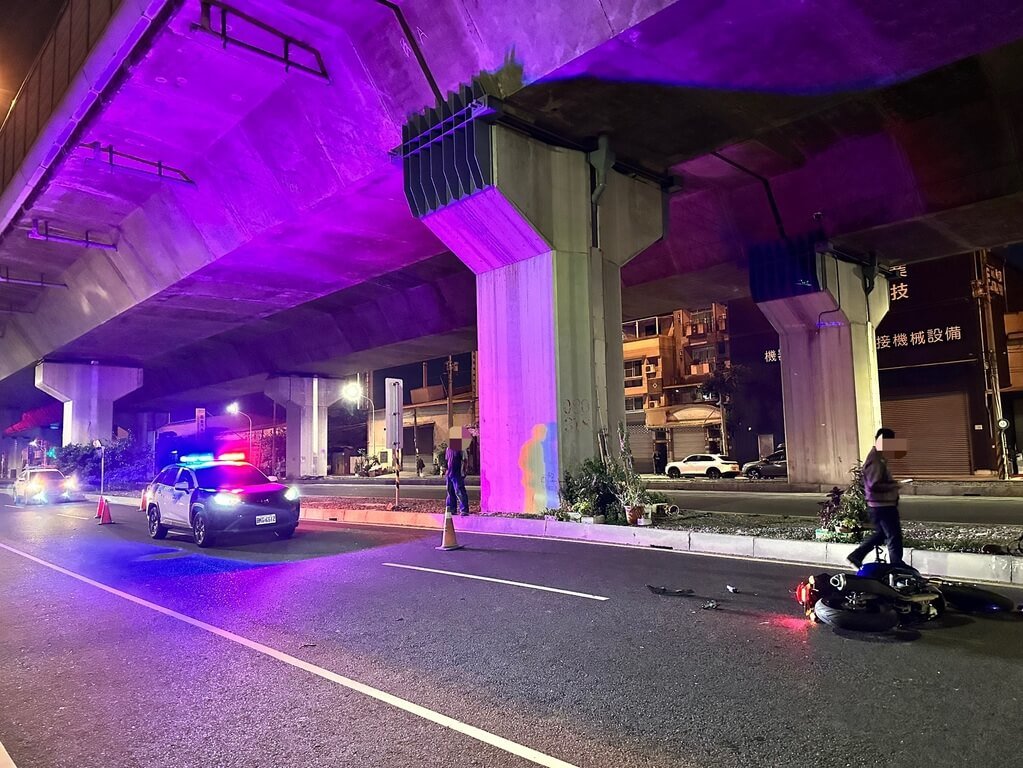 邱姓駕駛14日凌晨開車在高雄市仁武區逆向行駛，與2部機車發生碰撞後逃逸，警方調閱監視器過濾追查後逮獲邱男，邱男雖未酒駕，但是無照駕駛，且唾液毒品快篩試劑初步檢驗呈陽性。（高雄市政府警察局仁武分局提供）中央社記者張已亷傳真　115年1月14日