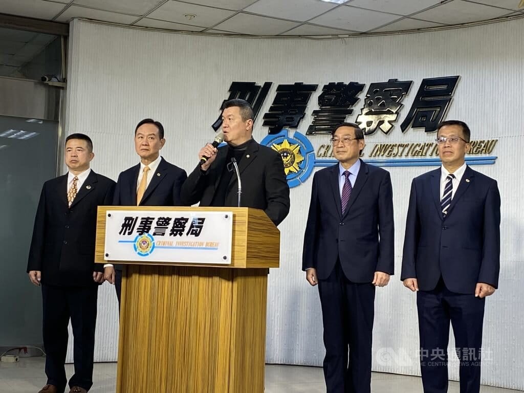 刑事局14日下午公布全國打詐、掃黑及肅槍成果，內政部次長馬士元（中）到場視察，致詞時表示，由於刑事局長周幼偉（左2）即將榮退，特別感謝其任內率領團隊對國內治安的貢獻。中央社記者黃麗芸攝　115年1月14日