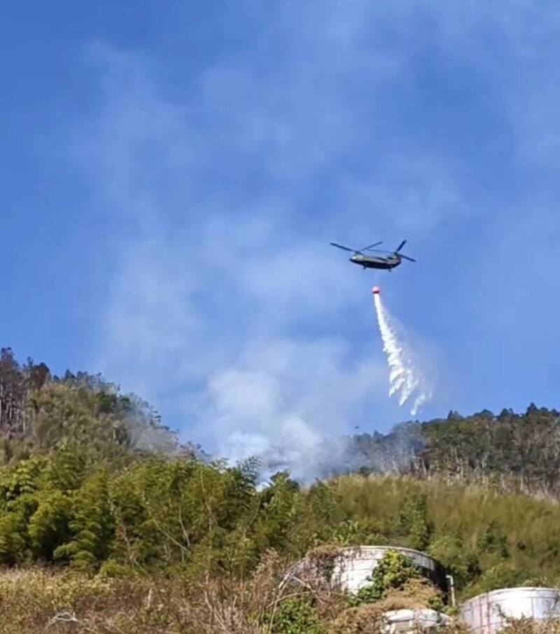 國防部出動CH-47「契努克」運輸直升機協助滅火。 圖：石壁社區提供