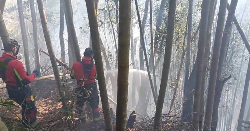雲林縣消防局布置大量人手滅火。 圖：石壁社區提供