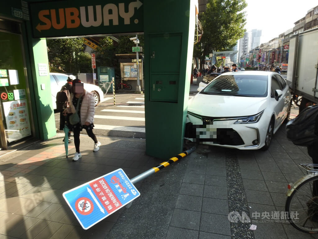 新北市新店區北新路13日發生一起自撞車禍，經查為莊姓男子誤信詐騙，帶著大筆現金與詐團成員相約面交，但莊男上車後與車內2人疑因談不攏價碼，懷疑自己遭詐騙，雙方爆發拉扯扭打，導致車輛失控自撞騎樓。（翻攝畫面）中央社記者曹亞沿傳真　115年1月14日
