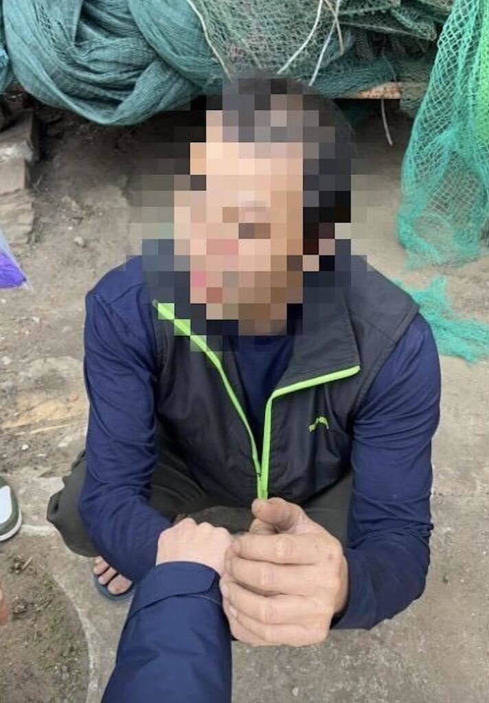 新竹縣張姓男子（圖）先竊取吊車再到苗栗竹南龍鳳漁港偷載走一艘漁船，警方循線逮人。警方14日表示，張男供稱犯案動機是為了好玩，全案依竊盜罪嫌移送法辦。（竹南分局提供）中央社記者管瑞平傳真　115年1月14日