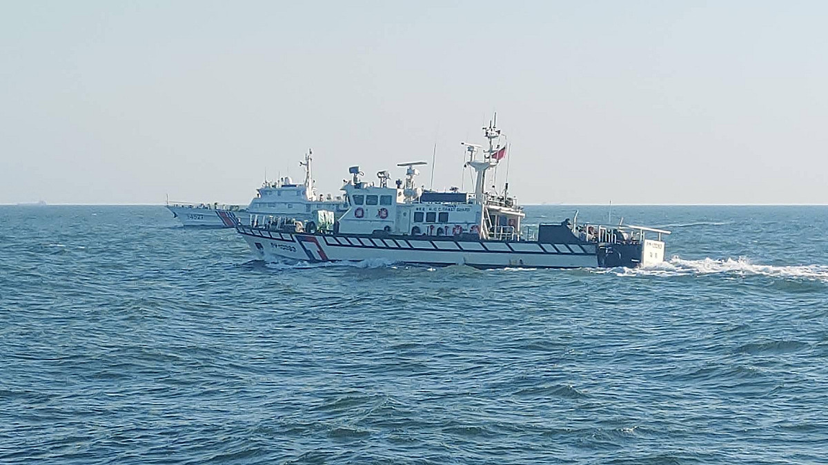 中國海警船再擾金門海域，海巡署「一對一」併航監控，強勢驅離。 圖：海巡署提供（資料照）
