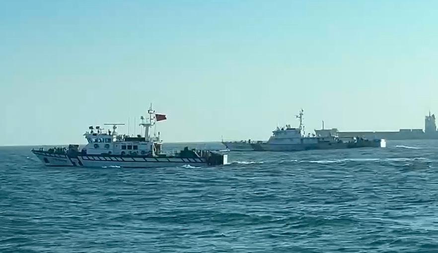 中國海警船再擾金門海域，海巡署「一對一」併航監控，強勢驅離。 圖：海巡署提供