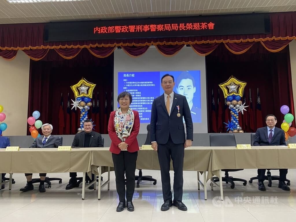 刑事局長周幼偉（前右）從警40年即將退休，內政部長劉世芳（前左）有感其貢獻，14日親自頒發內政部二等內政專業獎章，表彰周幼偉任內對警政制度及治安維護的貢獻。中央社記者黃麗芸攝　115年1月14日