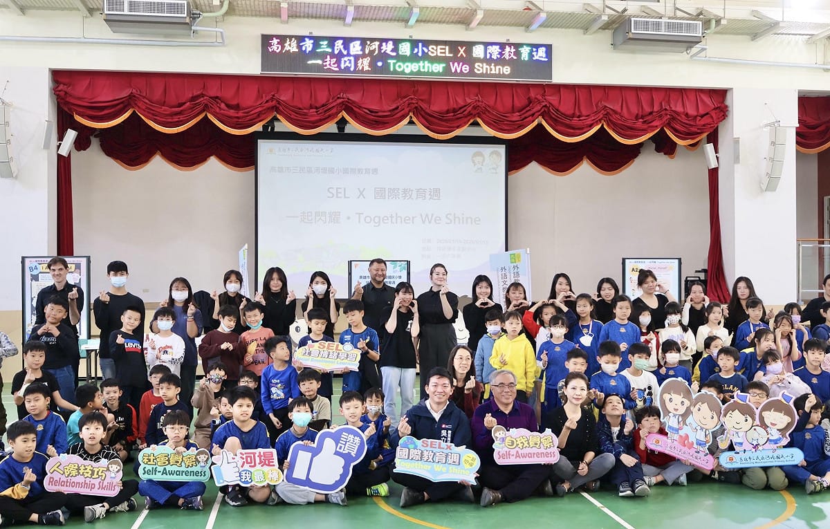 高市河堤國小「SEL×國際教育週—一起閃耀」主題活動登場。 圖：高雄市教育局/提供