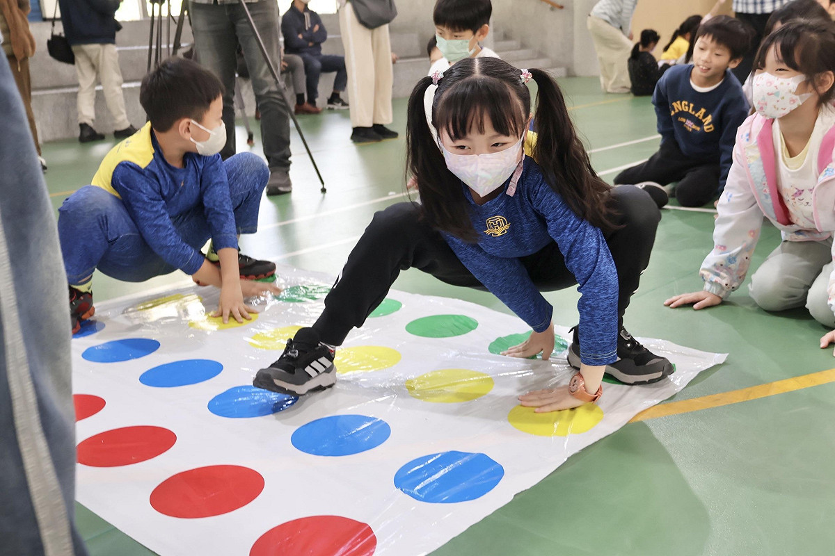 學生們透過闖關遊戲在歡笑中認識情緒、學會表達、建立自信。 圖：高雄市教育局/提供