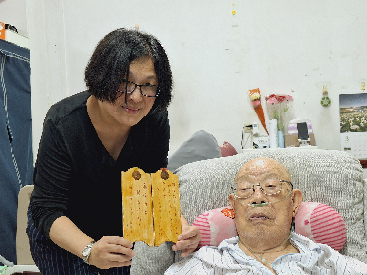 劉子英就住在劉金獅隔壁，曾經用油漆書寫一些話在兩塊木牌上，讓劉金獅送給太太，那兩塊木牌用油漆漆過，很漂亮，劉金獅始終保存著。圖為劉金獅與女兒劉明玲。 張文隆拍攝