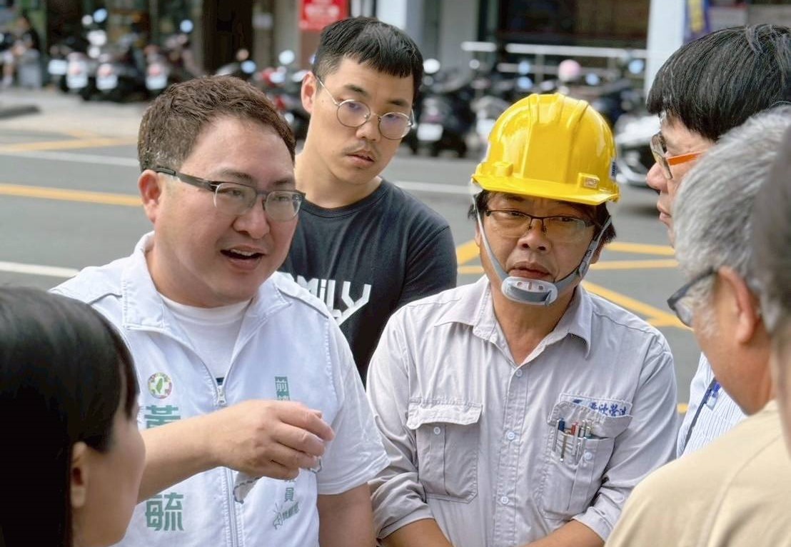 黃彥毓(左二)嚴正駁斥陳麗娜的發言與事實嚴重不符，更是對高雄多年城市發展成果的刻意抹煞。 圖：黃彥毓服務處/提供
