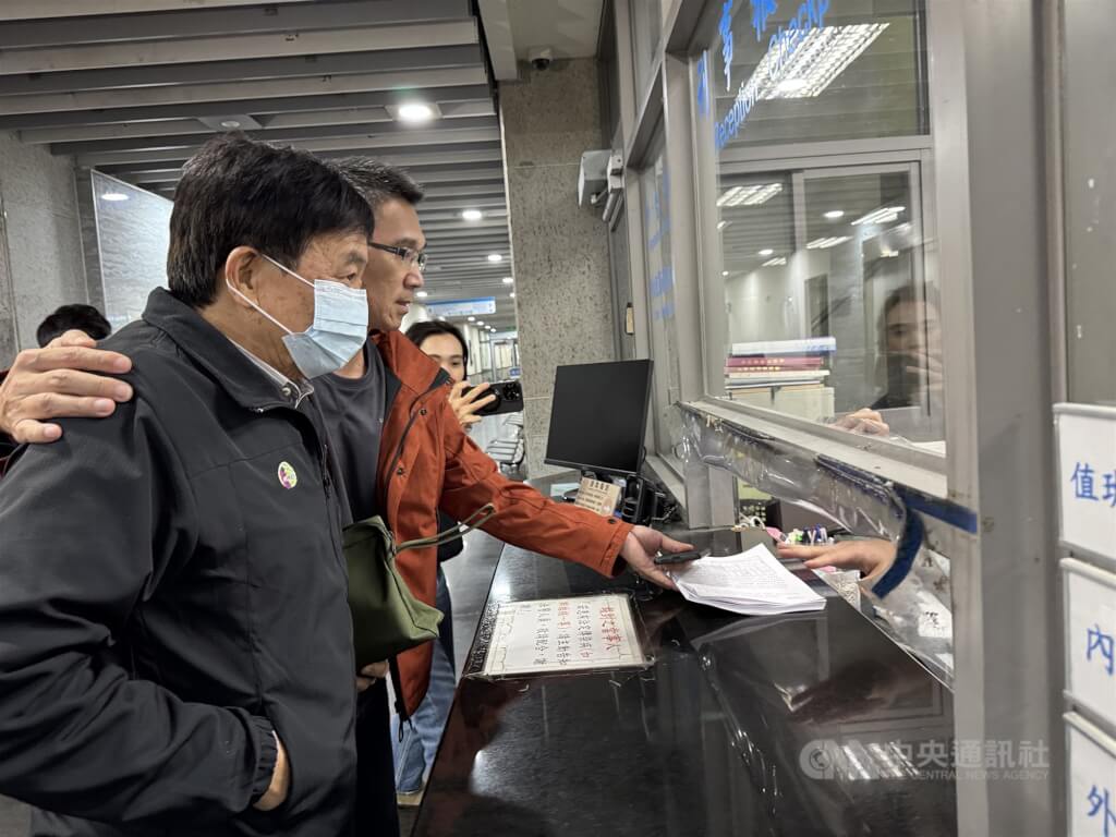 花蓮馬太鞍溪堰塞湖洪災釀嚴重死傷，花蓮地檢署14日指揮搜索負責疏散的光復鄉公所等8處，鄉長林清水（圖）深夜近11時移送花蓮地檢署複訊。中央社記者張祈攝　115年1月14日