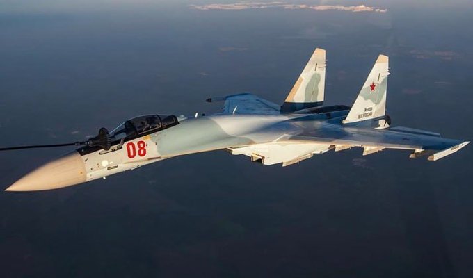 X 帳號 @NewRulesGeo 評論指出，俄軍主力戰機蘇-35S 的實戰表現，正迫使烏克蘭空軍、甚至北約空戰理論進行調整。 圖:翻攝自X帳號@NewRulesGeo