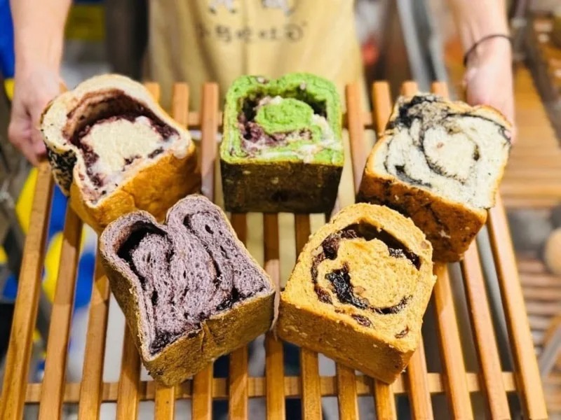 連鎖烘焙品牌「小鳥吃吐司」爆出積欠員工薪水，新北勞工局已介入處理。 圖：取自「小鳥吃吐司麵包車車」粉專