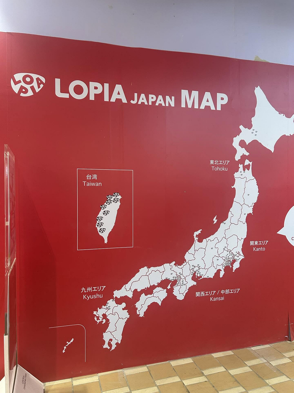 LOPIA將於2月到泰國拓點，由於在施工圍牆看板上，台灣圖片沒有涵蓋中國被投訴。 圖：取自水元仁志Threads