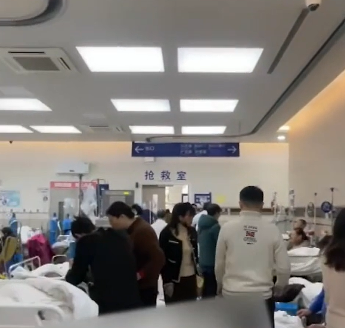 中國多地醫院人滿為患，壯年運動員及健康人士無徵兆猝死，引發恐慌。民眾質疑官方隱瞞疫情，讓死亡潮更加撲朔迷離。 圖：翻攝自網路