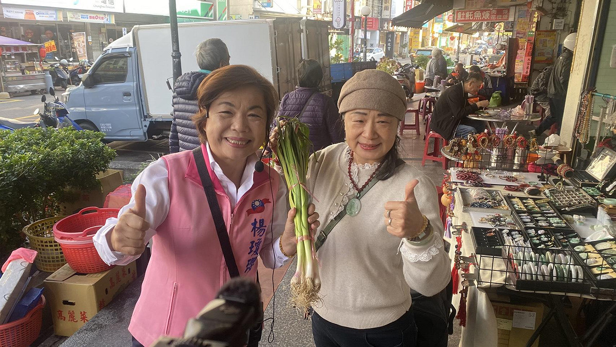 楊瓊瓔持續在各地市場拜票。 圖：楊瓊瓔服務處/提供