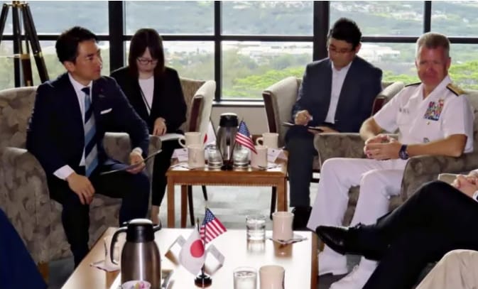 日本防衛大臣小泉進次郎(左)與美軍太平洋司令帕帕羅舉行對談。 圖 : 翻攝自東海觀瀾