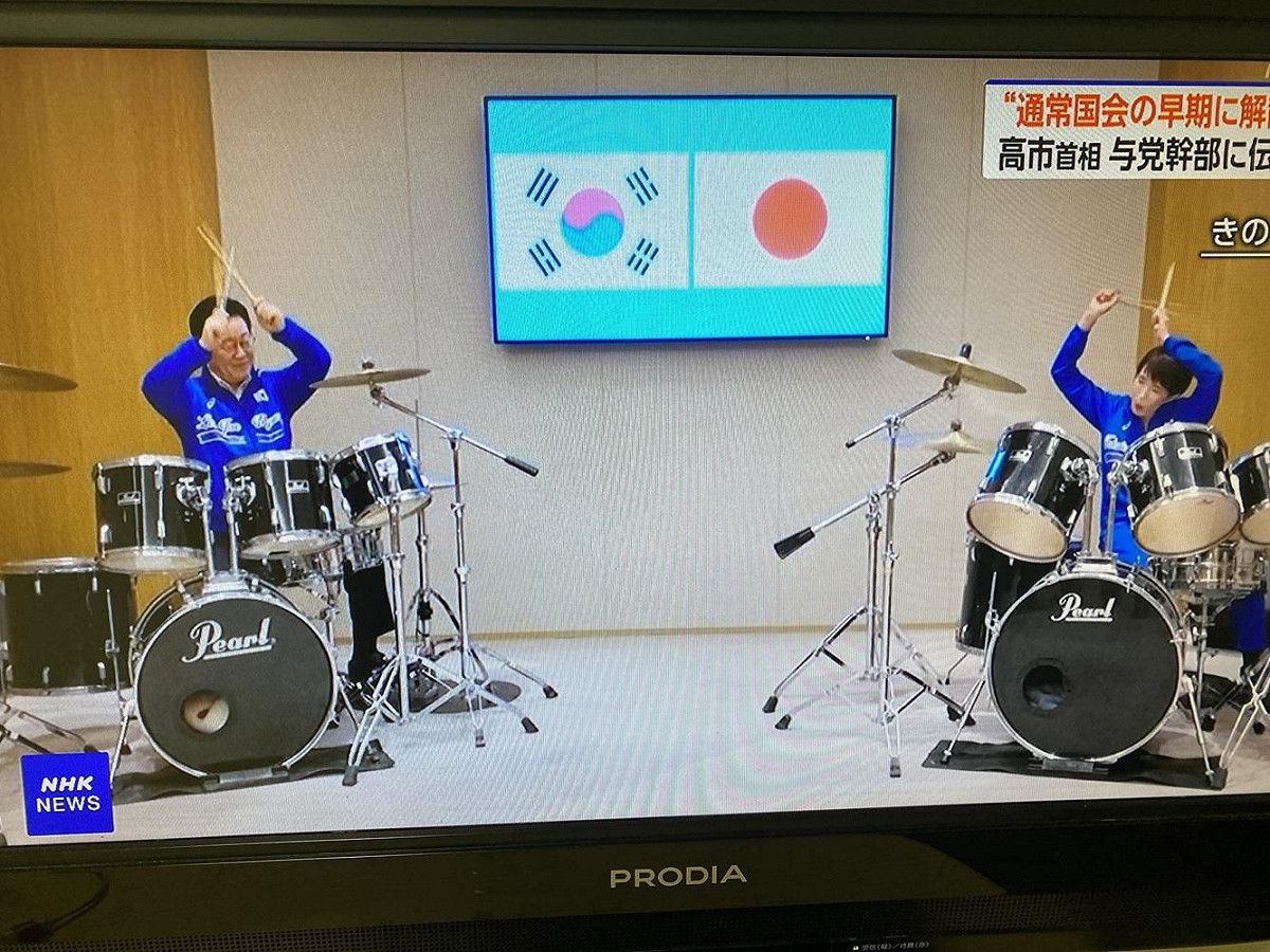 高市跟韓國總統李在明演出打鼓外交很博人氣，想趁自己最旺時解散改選賺議席而跟安倍一樣維持長期執政。 圖：攝自NHK新聞