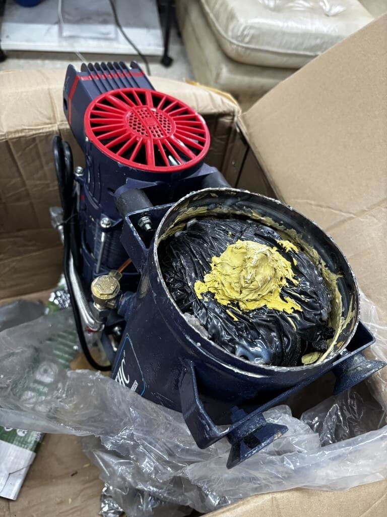 刑事局南部打擊犯罪中心查獲張姓主嫌涉利用泰國寄來的工業用空壓機包裹，在內暗藏總重3公斤「雙獅地球牌」海洛因磚，黑市價達2000萬元；警方逮捕張男與王姓共犯，2人均遭羈押。（刑事局南部打擊犯罪中心提供）中央社記者洪學廣傳真　115年1月15日