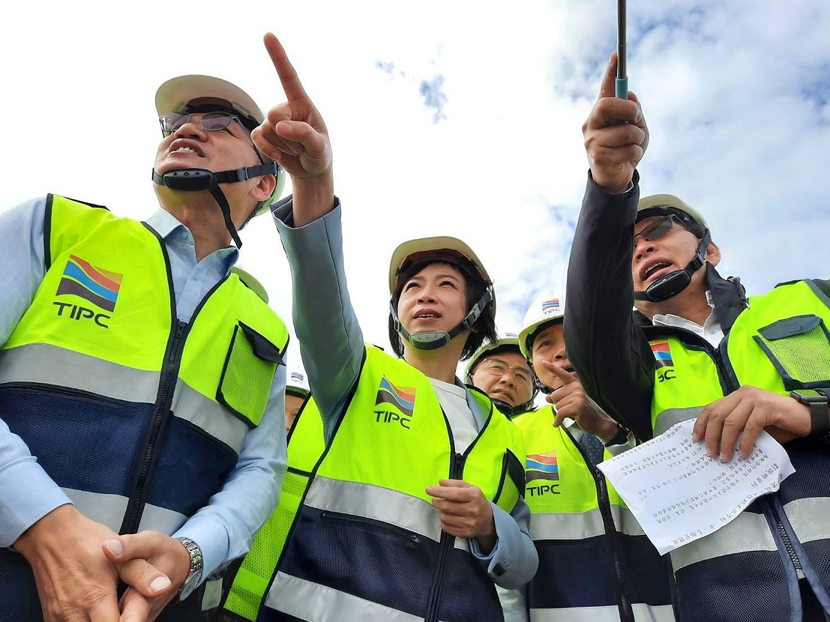 何欣純偕同多位台中市議員赴台中港務分公司會勘「台中港填方區土方收容規劃」 圖：何欣純服務/提供