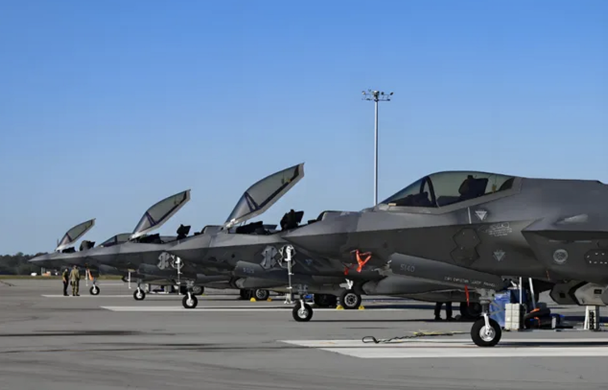 作為一款中型雙發戰鬥機，殲-35 機體空間相較重型戰機有限。 圖：翻攝自 矚望雲霄