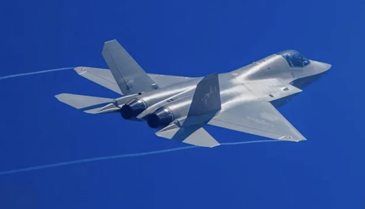 霹靂-10 等新一代導彈已具備「發射後鎖定」與「大離軸角發射」能力，使其可直接從主機腹彈倉拋射，出艙後依靠矢量動力迅速轉向並鎖定目標，甚至具備向後攻擊能力。圖為中國殲-35戰機。 圖：翻攝自 矚望雲霄