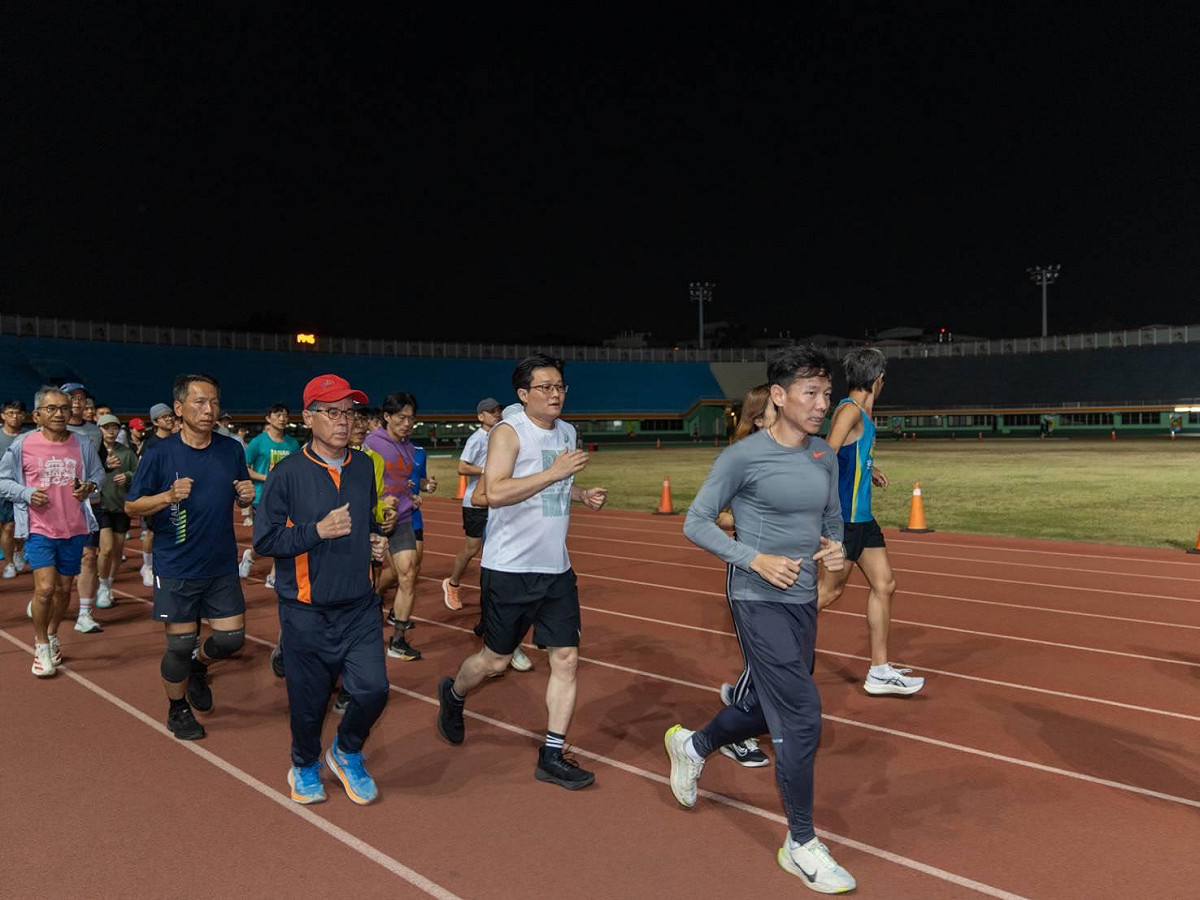 台南市政府跨局處一起以行動支持古都馬，副秘書長林榮川、副秘書長徐健麟、主計處處長李錫東、客家事務委員會主任委員陳新裕和市長室秘書林唯莉等人相約每週一天，委請專業教練於台南市體育場進行賽前訓練。 圖：台南市政府提供