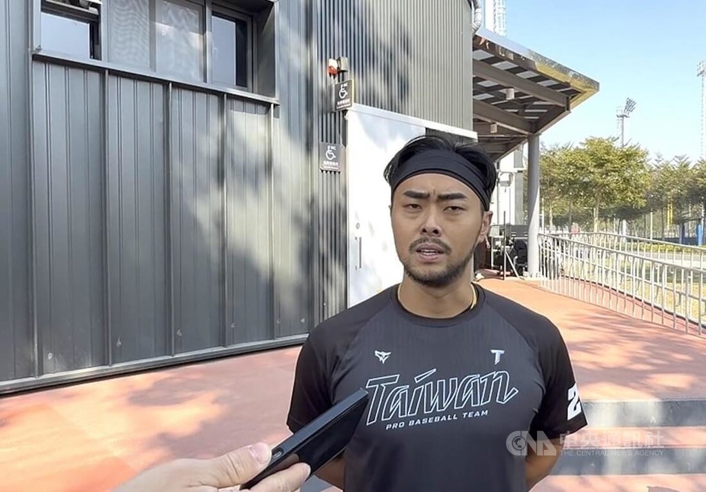 捕手林家正（圖）投入世界棒球經典賽台灣隊集訓，15日接受媒體聯訪時說，接到徵詢電話沒有猶豫；至於接下來的規劃，他表示，「不排斥任何可能」，但先專注國家隊。中央社記者謝靜雯攝　115年1月15日