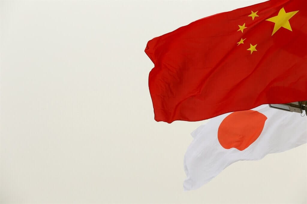 圖為中國國旗與日本國旗。（路透社） 圖：中央社提供