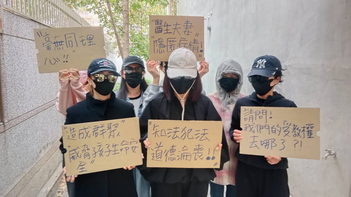 高雄市某私立中學國小部，近日爆出有醫師家長疑似隱匿小孩腸病毒病情，未通報學校亦未居家自主管理，仍堅持到上課，導致班上同學及家人群聚感染，其他家長站出來要求衛生局查明真相。 圖：孫家銘攝