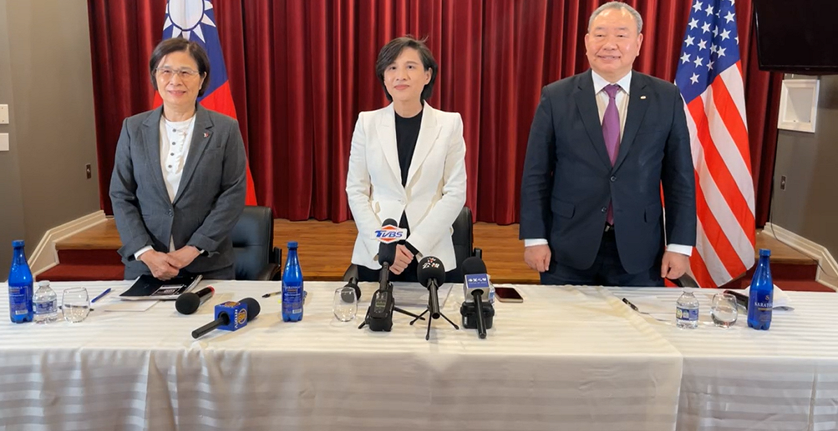 行政院副院長鄭麗君今（16）日上午9:00（台灣時間）在經貿辦總談判代表楊珍妮和駐美大使俞大㵢的陪同下，在駐美代表處召開記者會。 圖：擷自直播畫面