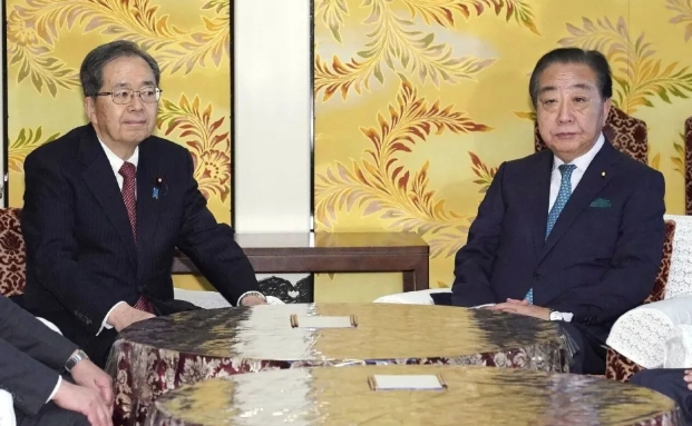當地時間1月15日，日本立憲民主黨領導人野田佳彥（右）與公明黨代表齊藤鐵夫出席國會會議。 圖 : 翻攝自 IC Photo
