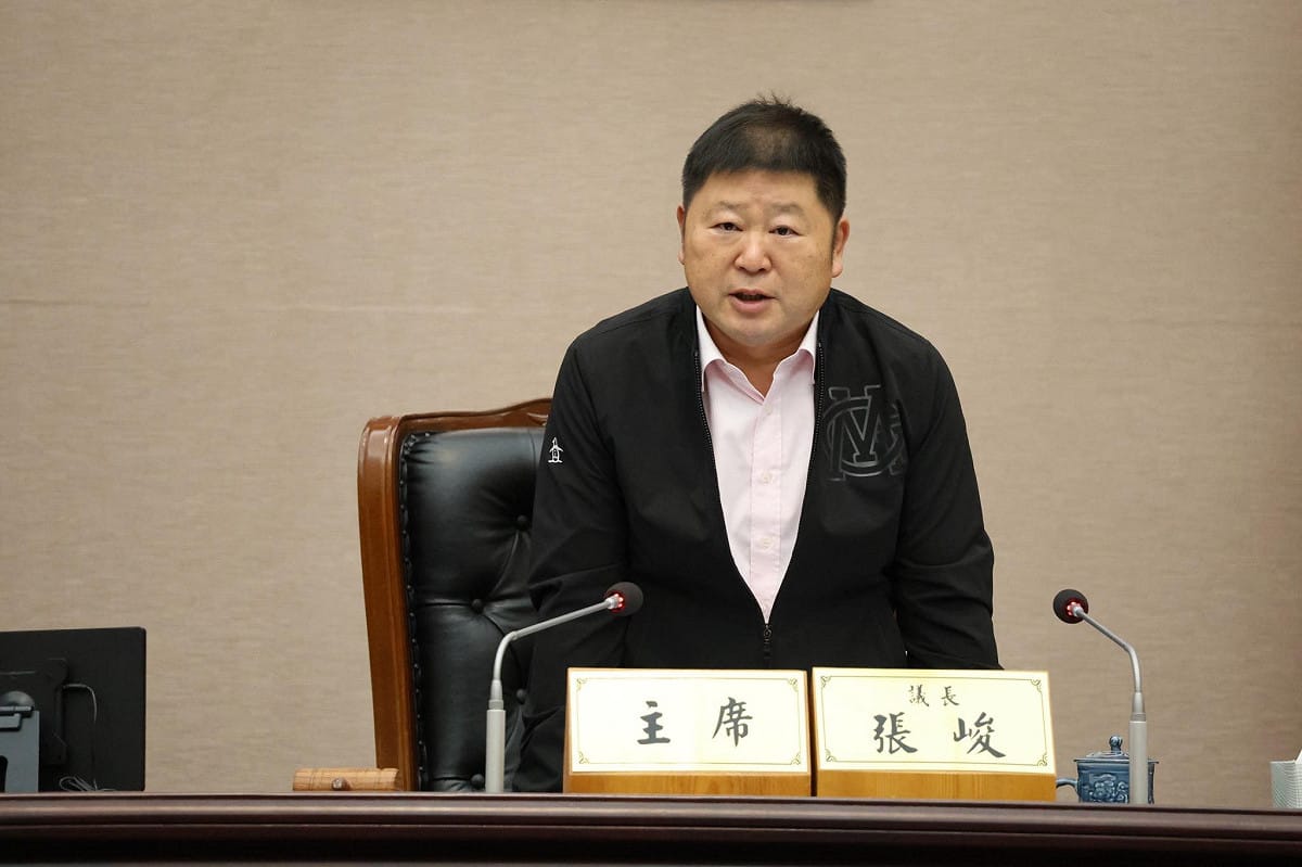 花蓮光復鄉長涉浮報撤離人數遭羈押， 張峻直言感到非常不捨，痛批花蓮縣政府一路推卸責任，只剩下基層在承擔，令人心寒。 圖：取自張峻臉書