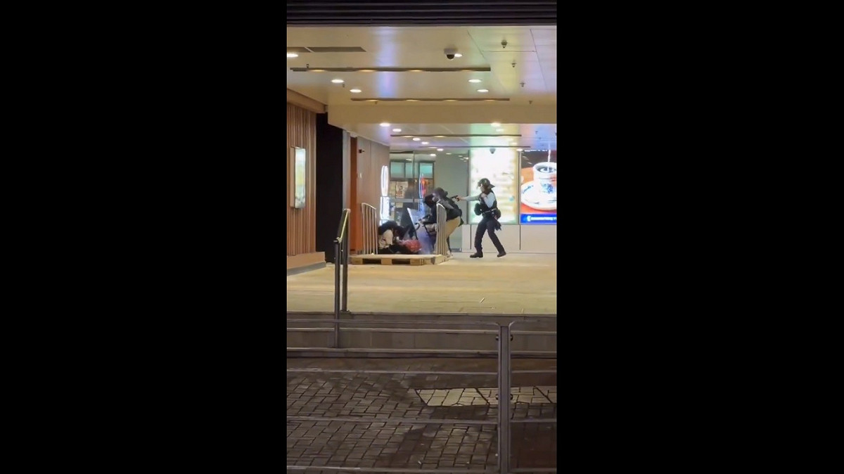 當地時間 15 日，香港屯門市廣場發生一起持刀脅持事件，持刀男子在遭到警方槍擊後送醫不治身亡，當局目前正在針對男子的犯案動機進行調查。 圖：擷取自 @sirajnoorani X 分享影片