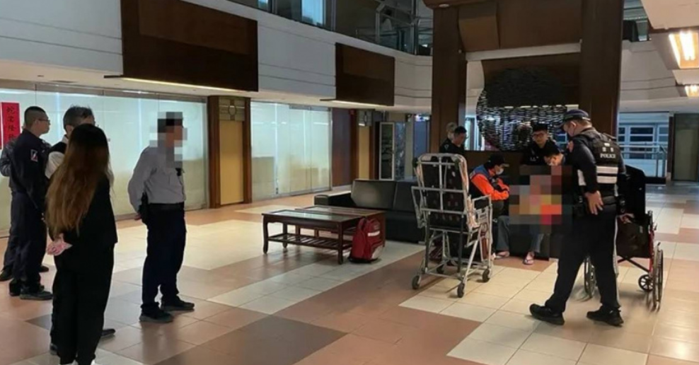 一名52歲男子闖台南市府大廳陳情無果，突情緒失控自刎。 圖：翻攝畫面