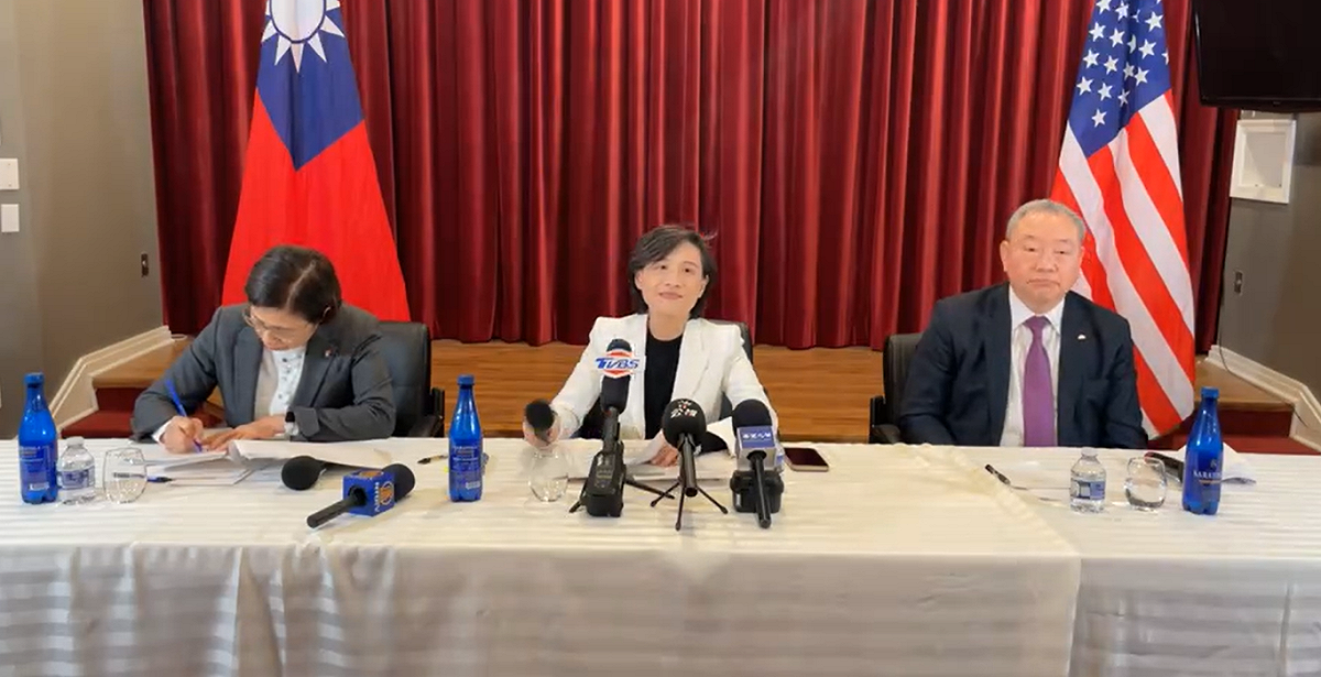 針對目前國內市場盛傳美製車的關稅會降到0%，行政院副院長鄭麗君今（16）天在駐美辦事處召開的記者會中回覆記者提問，並沒有正面回應。 圖：擷自直播畫面